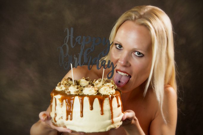 En vandaag weer een jaartje ouder geworden maar nog steeds sexy 😂 #sexymama #cakesmash #model https://t<a href="/tag/model"class="tags"><span>#model</span></a><a href="/tag/sexymama"class="tags"><span>#sexymama</span></a><a href="/tag/cakesmash"class="tags"><span>#cakesmash</span></a>