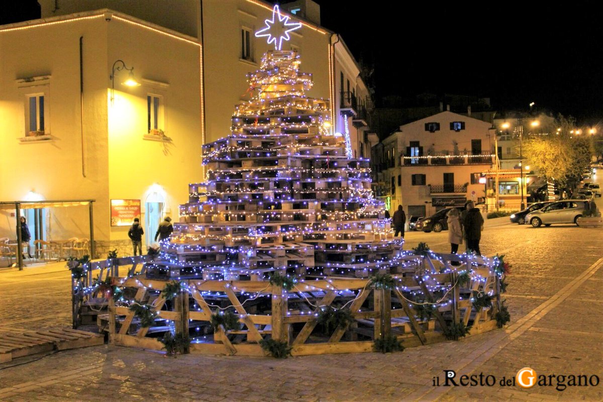 Il Resto Del Gargano A Ischitella Un Albero Di Natale Realizzato Con I Pallet T Co Okstprc2eo