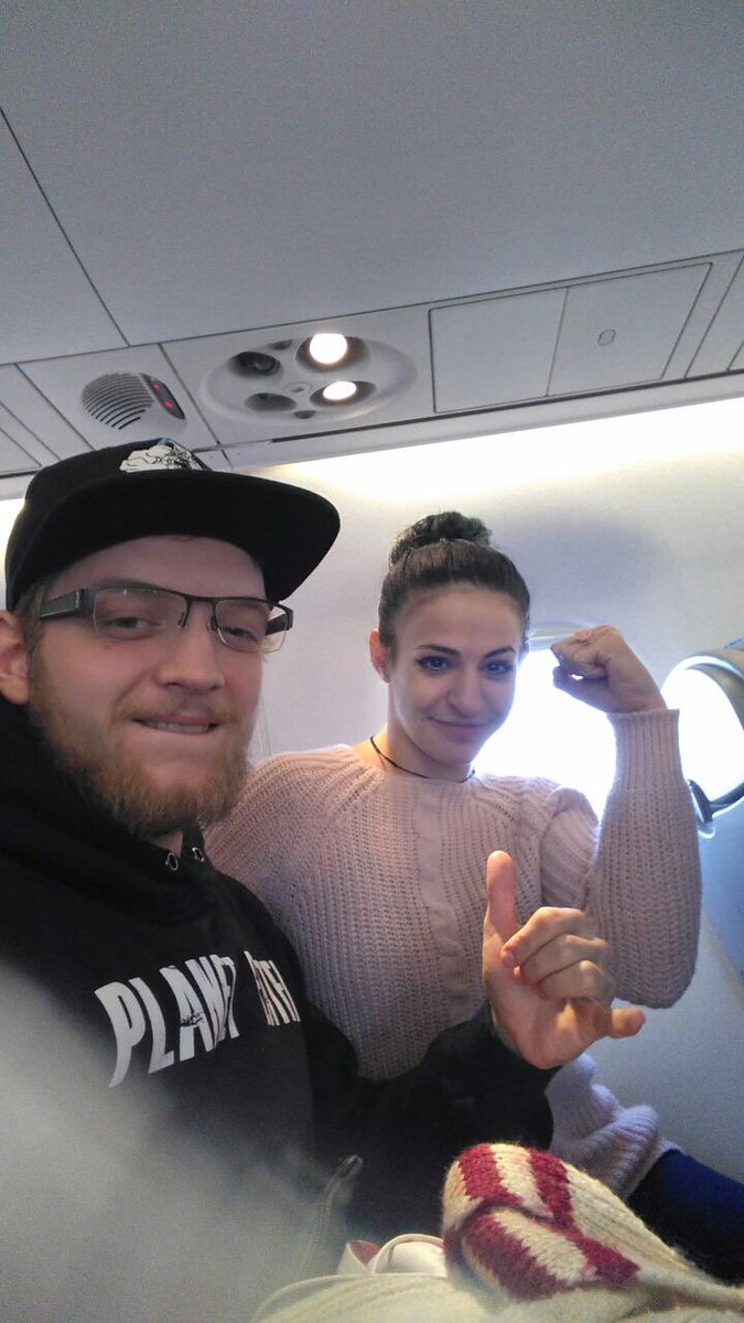 Unsere <a href="/CStanciuBarbie/">Cristina Stanciu</a> und Coach Mutschi sind auf dem Weg nach Polen zu <a href="/FightLadies/">Ladies Fight Night</a>, wo Cristina am Freitag den Hauptkampf gegen die Tschechin Magdalena Sormova bestreitet. 🛫 #WMMA