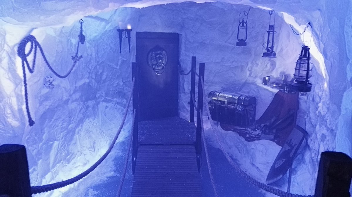 elski2's tweet photo. Thanks so much @danygonebad @HBO_UK @BackyardCinemas had a fantastic time #GameOfThrones #GOTBackyard https://t.co/NexjlsDJFD