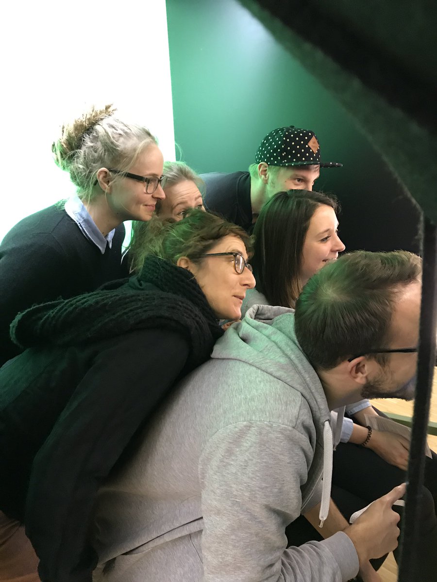histmus's tweet photo. #Lieblingsbesucher_innen - engagiert, interessiert, unnachgiebig... das Socialmedia-Team vom @koeln_museum arbeitet sich seit heute morgen durchs Museum (und scheut keine #Selfie Gelegenheit😉) #museumspro #durchhaltevermögen https://t.co/W402K73u0L