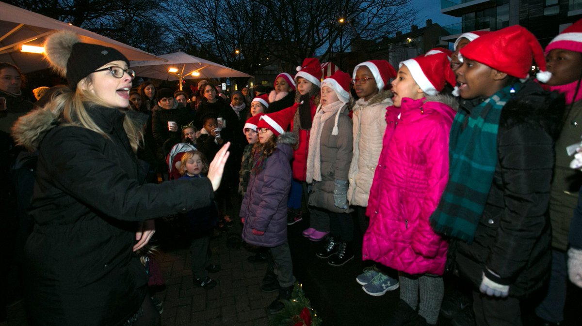 hackneycouncil's tweet image. Christmas carols, Caribbean food and the Great Woodberry Down Bake Off - just some of the highlights from last night's Woodberry Down Winterfest 2017! More here: bit.ly/2AileA4