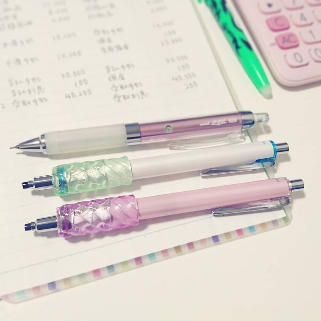 あきこ A Twitter アルファゲルのクルトガアドバンスが待ちきれなくて プニュグリップつけた これですべらずにクルトガアドバンス0 3使える クルトガ プニュグリップ T Co Apux2uaxyv T Co Icixjkacth Twitter