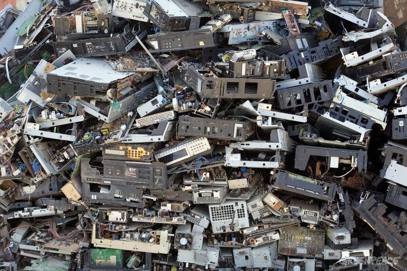 kate_m_s_'s tweet photo. ewaste is a #growingproblem but don't worry! we can all work together and help stop people from living near polluted lands and water! #savetheplanet https://t.co/E4HyFIgv4g