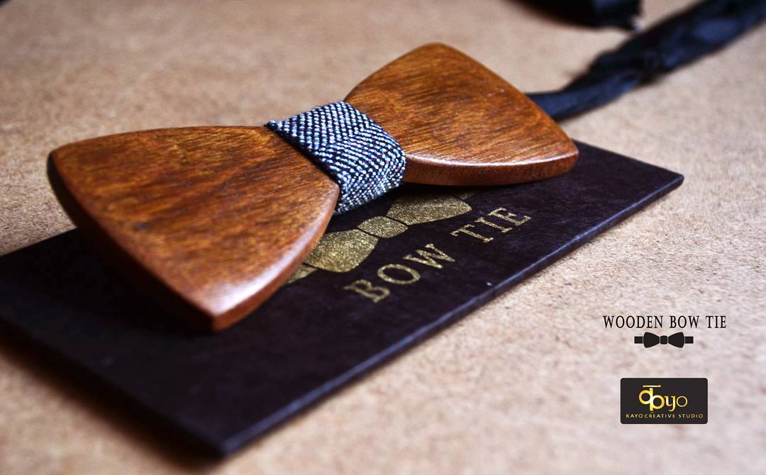 KAF_Kusom2017's tweet photo. Kayo brings for the first time handcrafted wooden bow tie perfectly craft with passion for gentleman.Perfect gift and boutique accessory for gentleman. #decemberbeats
Lucky winners will get this very beautiful masterpiece by #kayo from the entrance ticket !#kaf #kaf2017 https://t.co/kUTJzpWY3N
