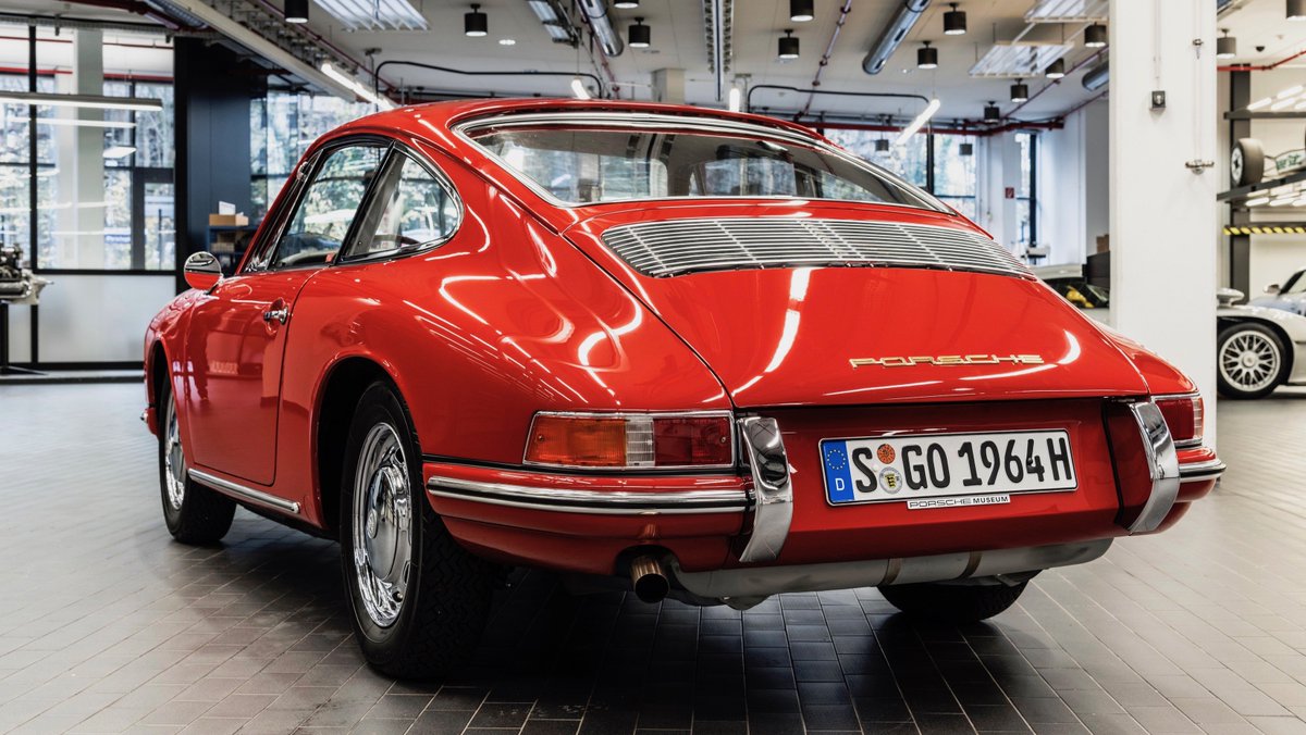 PorscheNewsroom's tweet image. The #Porsche 901 was the forerunner of the 911. The Porsche Museum showcases the Number 57 that was found in a barn. More: goo.gl/B4YrUd