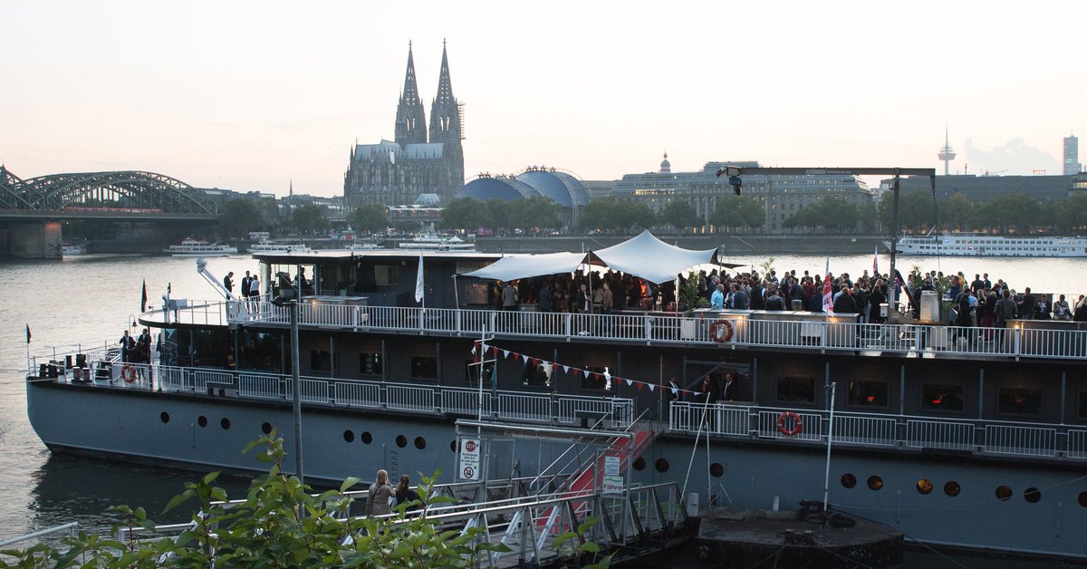 ZP_Universe's tweet photo. Die ultimative HR-Party des Jahres: #hrmotion der #ZP17. Auf dem exklusiven Partyschiff @OCEANDIVA_NL amüsierten sich 1.500 feierwütige Gäste der gesamten HR-Szene! Coole drinks, heiße Beats und Networking unter Sternenhimmel waren u.a. geboten. https://t.co/Iw4fKfOb3s https://t.co/dvGgNW1Qtl
