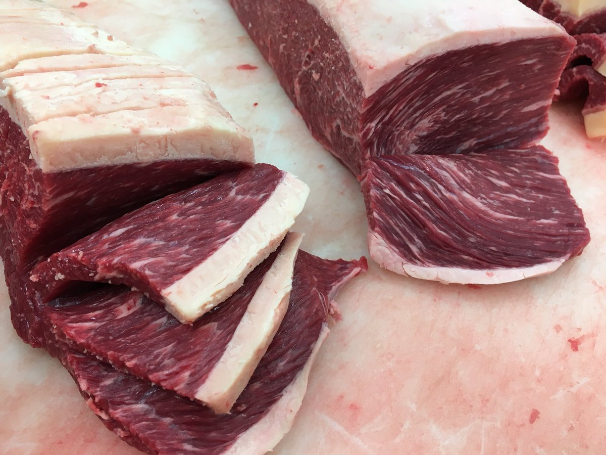 mercamadrid_hoy's tweet photo. Si quieres probar un corte distinto de carne de vacuno, aquí tienes una propuesta jugosa y de sabor intenso: la picaña. Vuelta y vuelta con un poco de sal y un buen #AOVE #vistoenmercamadrid #EncinardeHumienta https://t.co/G6nbiDrK33