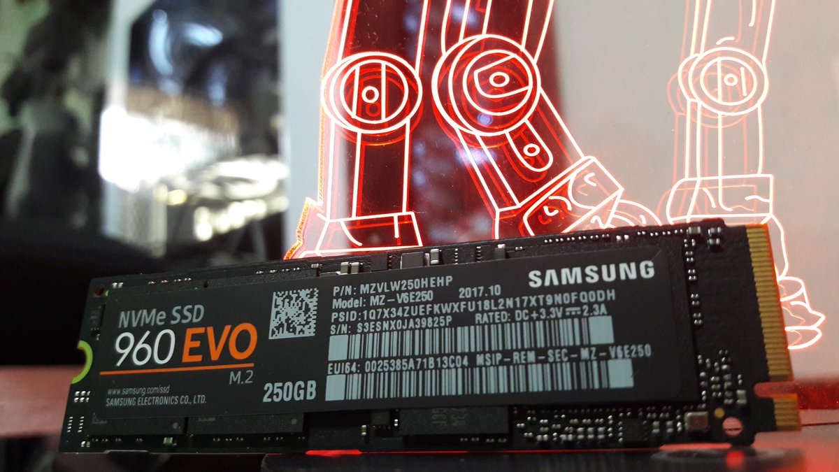 RcsKiLoU's tweet photo. Avec le théorème de @Frederic_Luu je devrais gagner de l'argent enfin de la place et de la vitesse c'est sûr 😁 @SamsungFR  #SSD #960evo #nvme https://t.co/f908KxOkLK