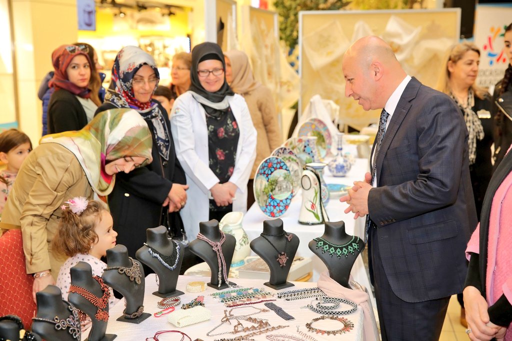 Kocasinan Akademi kursiyeri ve Çocuk Kulübü öğrencileri tarafından hazırlanan el emeği göz nuru eserlerin yer aldığı "Sergi Akademi"ye eşim Fatma hanımla birlikte katıldım.