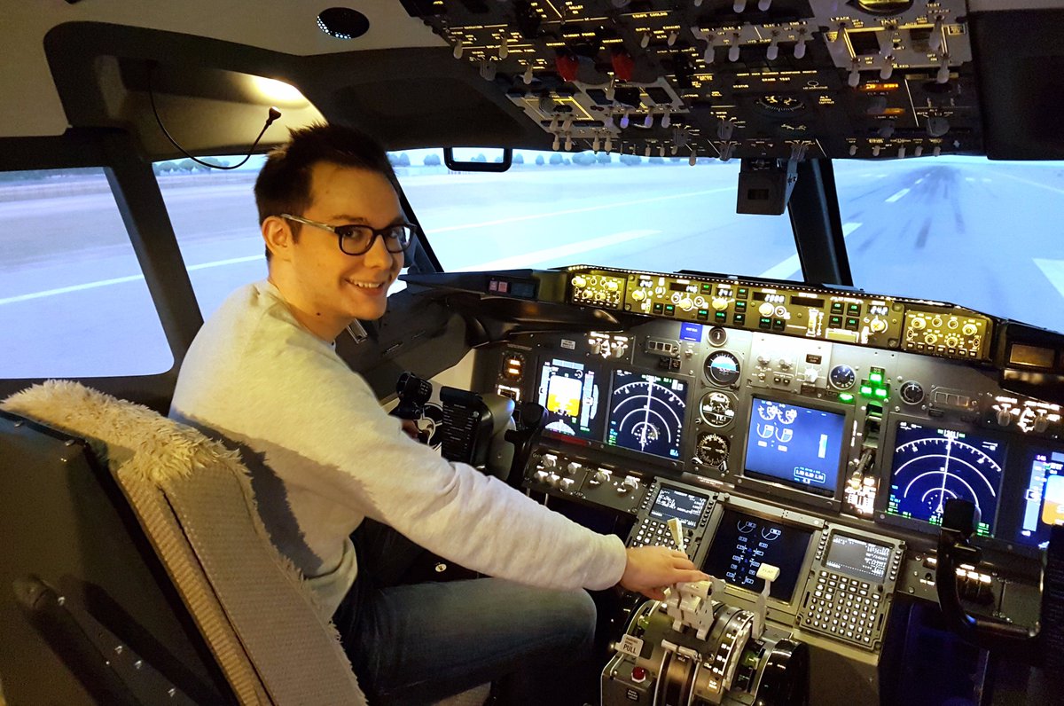 BrusselsFSim's tweet photo. Merci à @Thomas_Roost et à l'émission "BXXL" de @vivacite pour leur agréable visite aux commandes de notre #Boeing737 ! Envie de vous envolez pour les Fêtes avec un #cadeau original ? Rendez-vous sur https://t.co/OzXmEr8mr3 #Brussels #Belgium #FlightSimulator #Christmas https://t.co/Qx7UcHmtdT