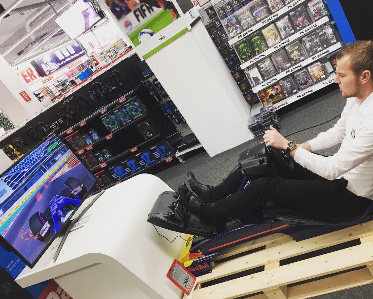 MediaMarktAssen's tweet photo. Jasper heeft zijn nieuwe persoonlijk record gevestigd in Assen, ben jij sneller dan hem? Verbeter hem dan in deze gave Playseat! @MediaMarktAssen https://t.co/iJxpKgpxL2