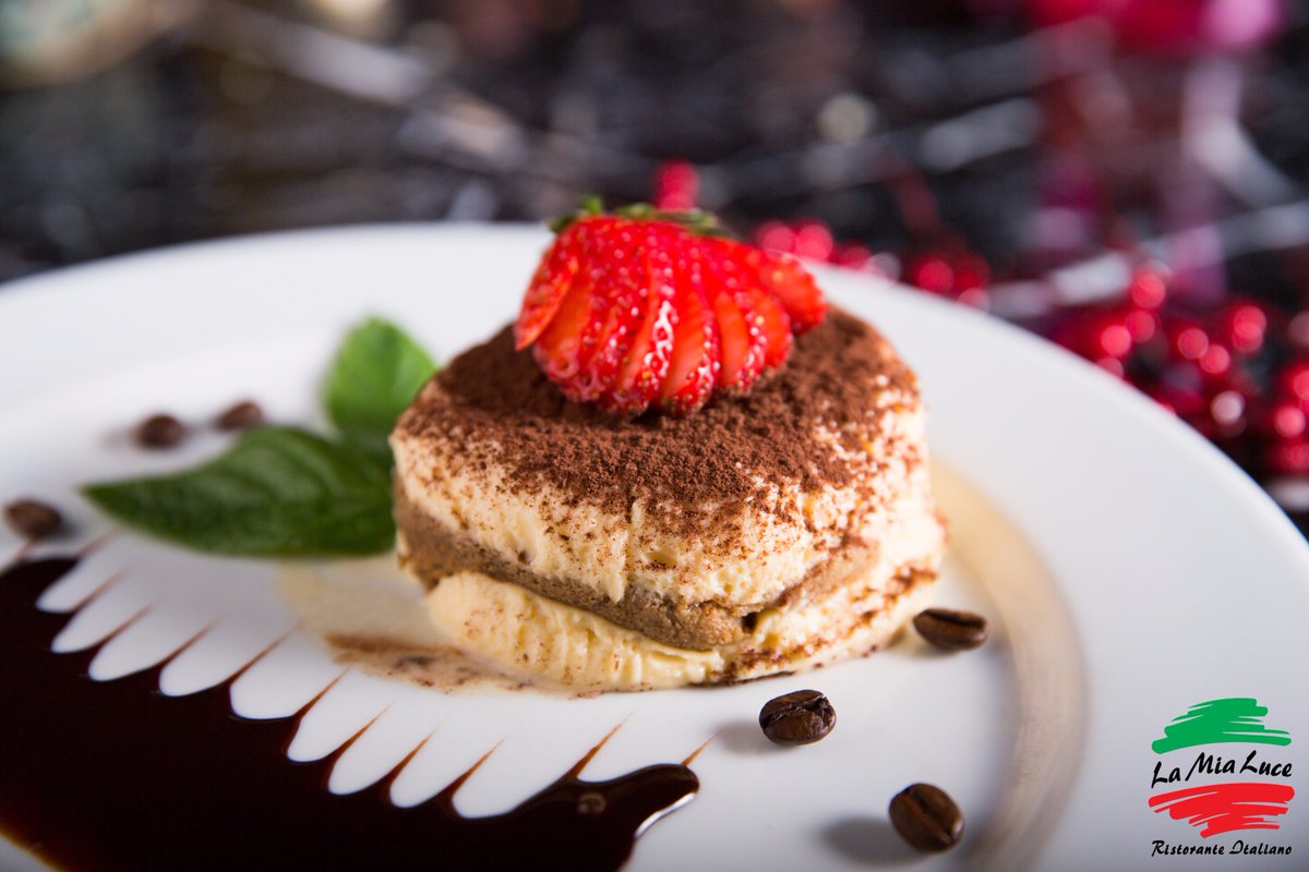 Tramisu, ilk kez 17. yüzyılın sonlarında yapılmaya başlanmıştır. Yüzyıllar öncesinden günümüze gelen tatlının temeli peynir ve kedidilinden oluşuyor. Kedidilleri mis gibi bir kahveli karışım içinde yumuşatılır. Üzerine bol bol mascarpone peyniriyle hazırlanmış bir krema konulur.