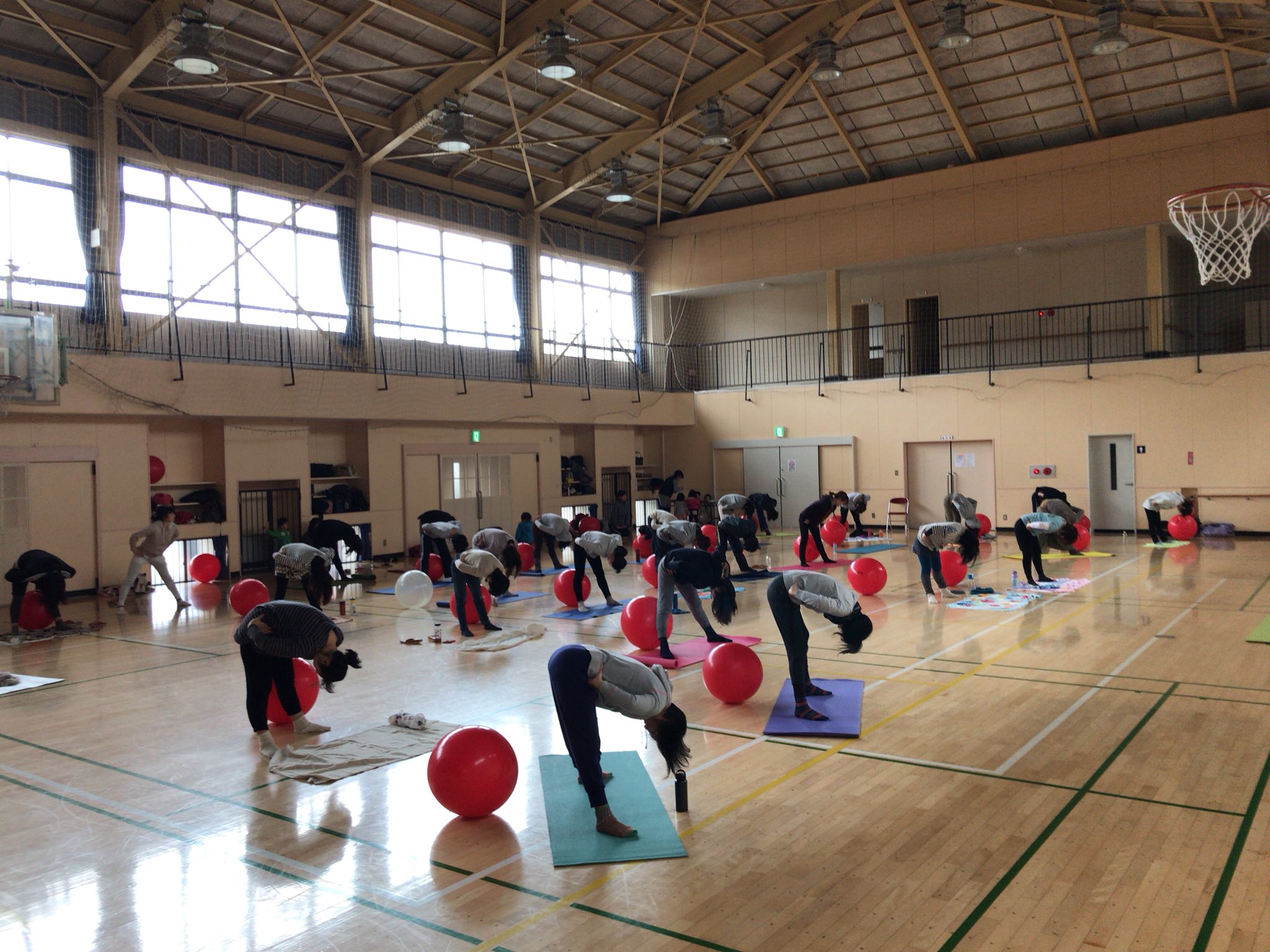 はこつきヨーガ V Twitter 寒ーい だけど あったまりましたよ 幼稚園保護者向け講座でした バランスボールエクササイズで有酸素運動 代謝up 寒さでからだがこわばってる方 運動しませんか 年内最後のclassは 来週12 19 七北田公園体育館classになります