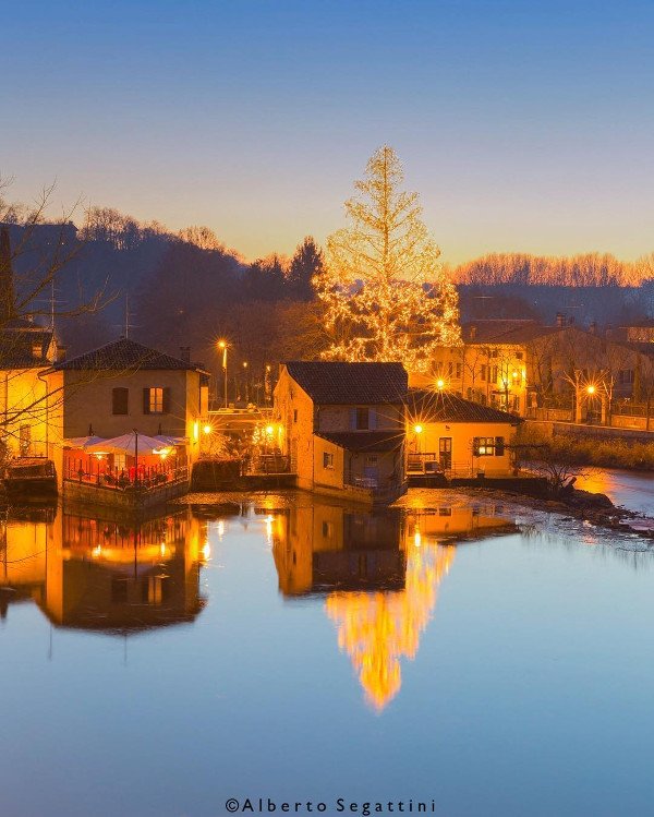 TurismoVeneto's tweet photo. Se ancora non avete mai visitato #Borghetto, uno dei borghi più belli d’Italia, allora molto male! 😀Scherziamo, ma davvero non potete perdervi questa magia di #Natale! #ValeggioSulMincio https://t.co/zumzFW5I0K #VisitVeneto https://t.co/m8W1uMhHcU