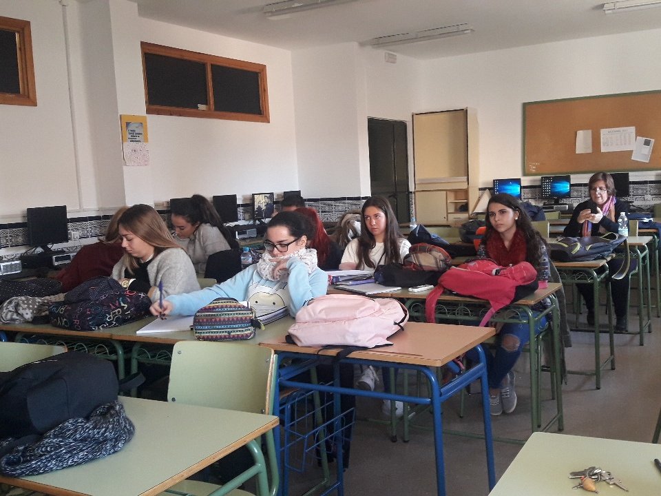 Nuria_comercio's tweet photo. Nuestros compañeros atendiendo a la exposición de @martajgz1502  @INMA2ACO @Nuria_comercio #CEL1718 @FP_eel11 https://t.co/CrI1IZq87S