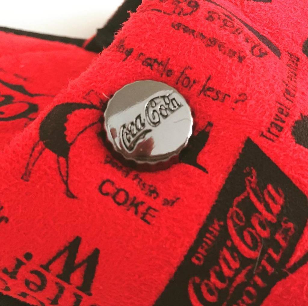 CocaColaShoesIt's tweet photo. È il dettaglio che fa la differenza 😉 #cocacolashoesit #pantofole #cocacola #cokestyle #inverno #slippers #rosso #red #dettagli #detailsshoes https://t.co/4jmWEwTZiE https://t.co/kIt8xNXHuY