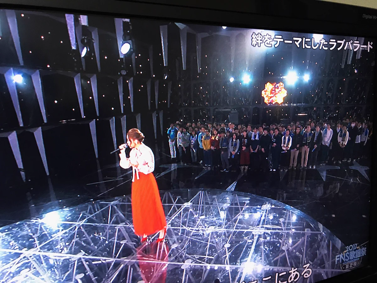 スイッチの切り替えのはやさに脱帽w水樹奈々のファンが西野カナの後ろで立ち尽くすwww