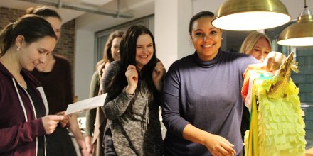 Nach dem #FACdeinesLebens kommt der #KloppdeinesLebens! Vielen Dank an @WallDecaux, die unserem grandiosen Cheerleader-Team eine zuckersüße vorweihnachtliche Überraschung geschenkt haben!