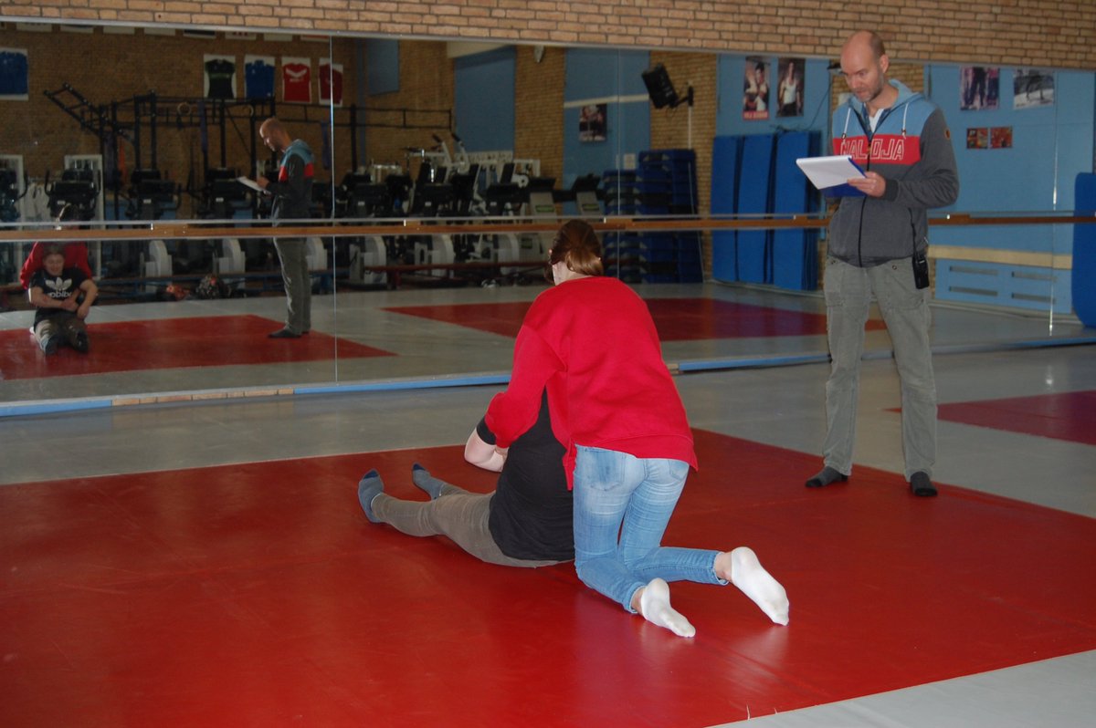 Afnemen van het 1e praktijk examen Eerste Hulp Bij Sportongevallen (EHBSO) voor onze mavo 4 en havo 4 leerlingen. Nog niet officieel maar we pakken het wel serieus aan op weg naar het echte examen LO2 en BSM.