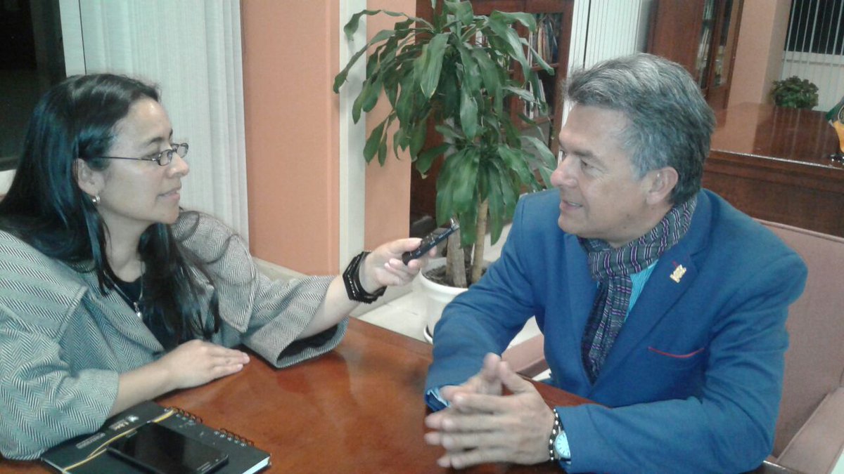 uptcradio's tweet photo. “Los retos para el 2018 es aumentar la productividad de alta calidad, con publicaciones en revistas de alto impactos y libros productos de investigación. Esto hace que la @universidaduptc este cada vez mejor rankeada” Dr. Enrique Vera @VIEUptc https://t.co/r0jG6F96Tf