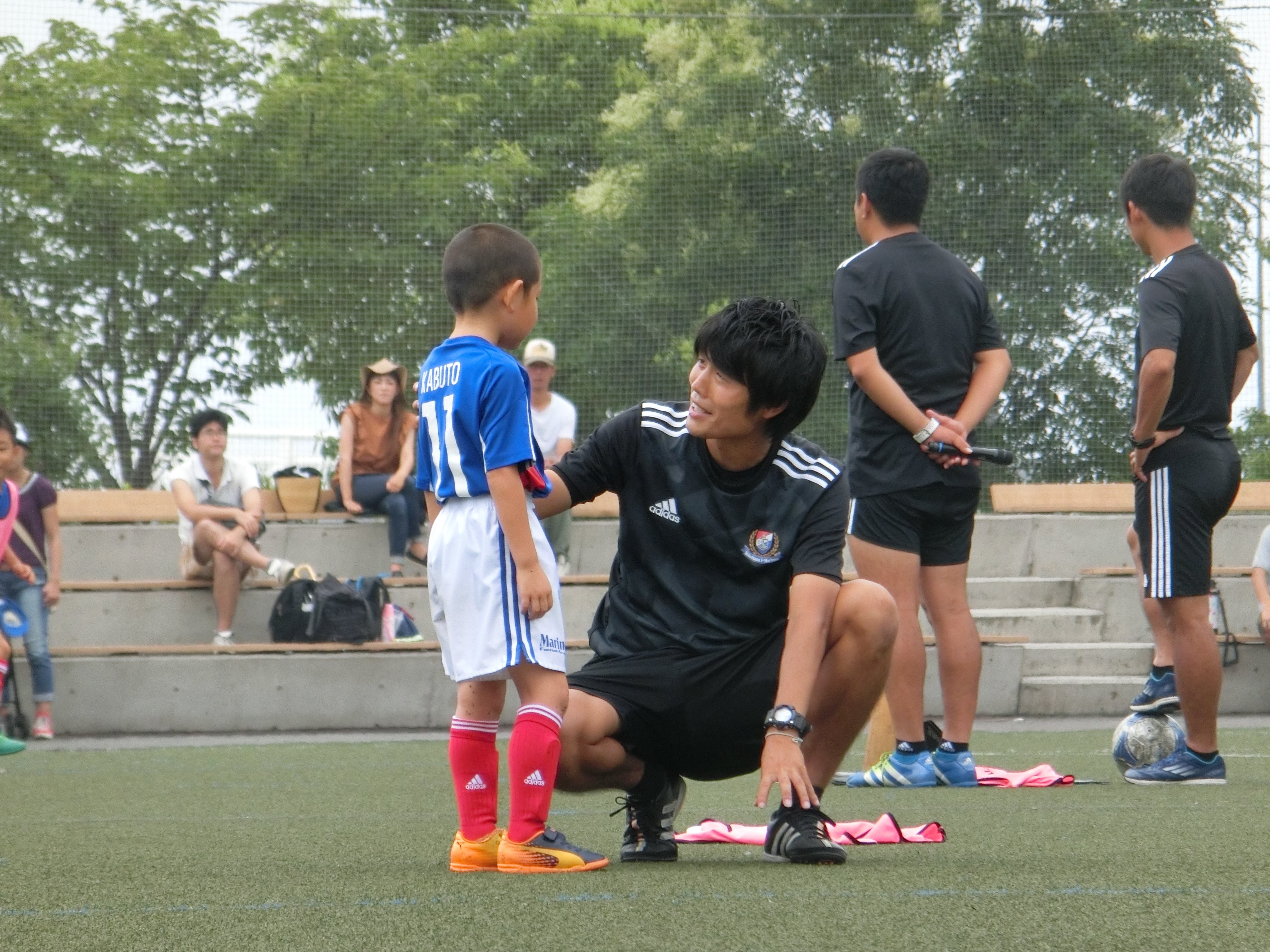 Twitter 上的 マリノス サッカースクール 東山田校の関大輔コーチ 本日12 13がお誕生日です 熱血的な指導で責任感あふれる関コーチ 本日が29歳のお誕生日ということで 東山田校のコーチからお肉 29 がプレゼントされました お肉を食べて もっと熱い指導を
