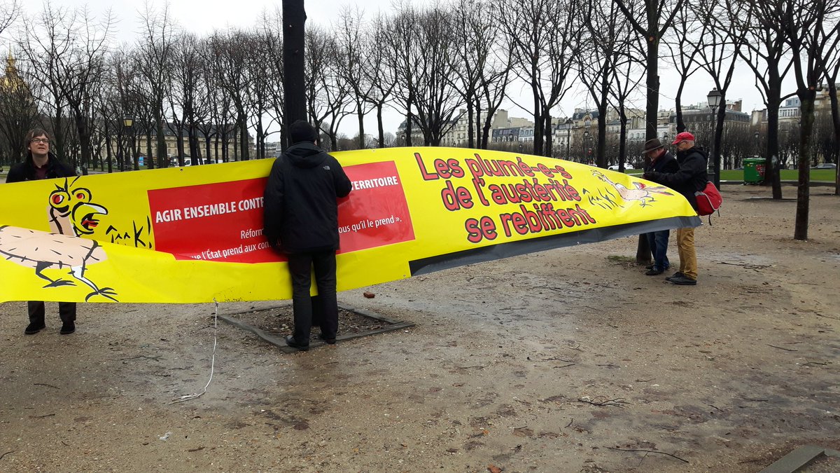 iciparisidf's tweet photo. Des élus de plusieurs villes de banlieue dont @VilledeStains @aubervilliers93 et @VilleSaintDenis organisent un #Macronpoly pour dénoncer l'austérité près de l'assemblée nationale à Paris https://t.co/hmr70kdHqH https://t.co/F759xvGE0P