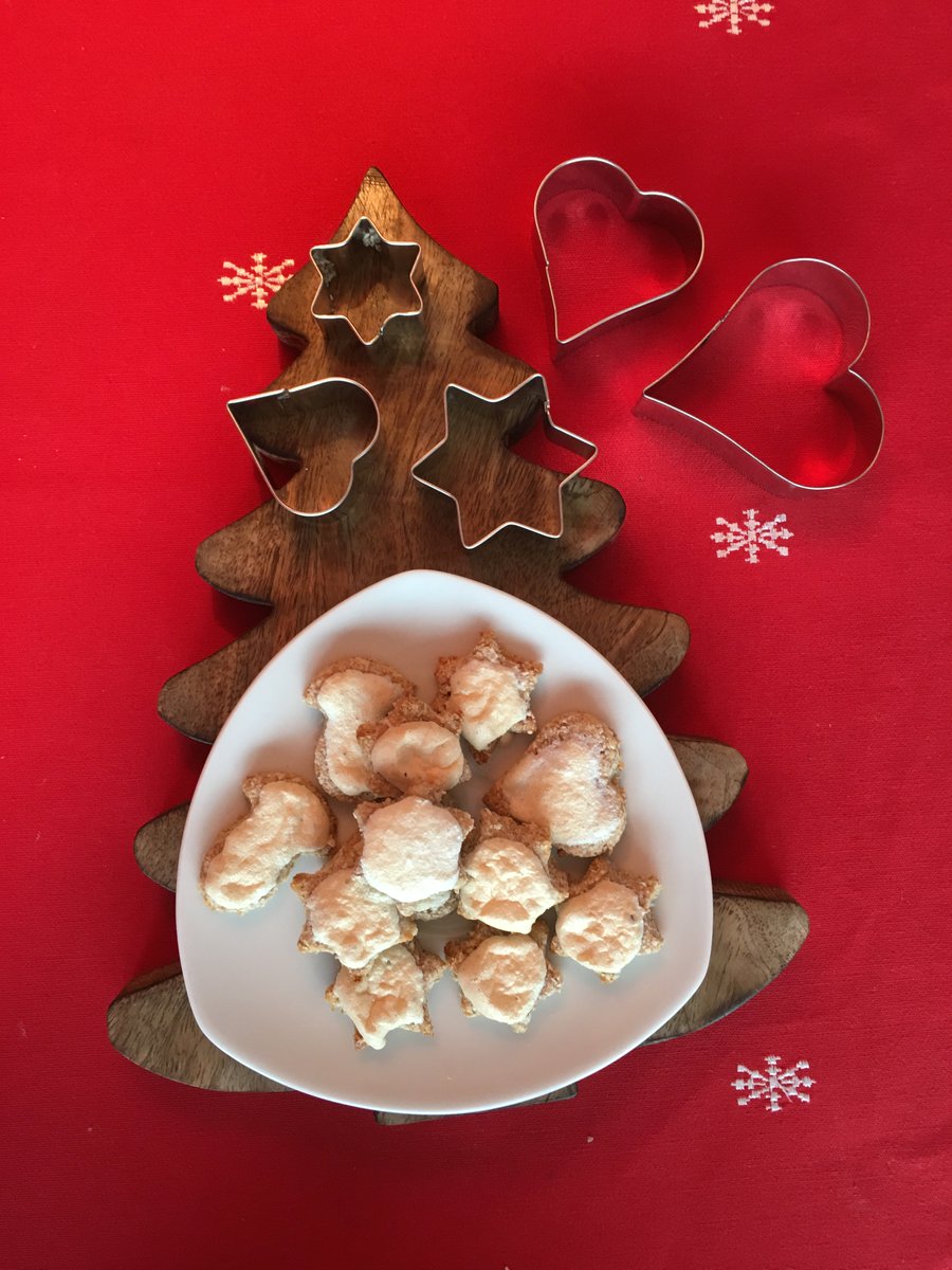 Ihr habt gefragt, also habe ich das #Rezept für unsere selbstgebackenen #Zimtsterne noch einmal aufgeschrieben - Rezept im Blog unter bit.ly/2BgwkJI #momlife #lebenmitkindern #lebenalsmama #nextstopxmas #advent #backenmachtglücklich#healthyliving #solebich