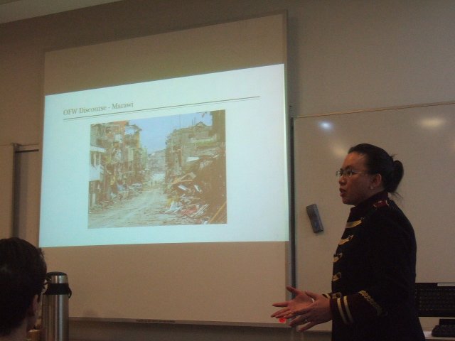 CCIG_Open's tweet photo. Xenia Jones @OU_FASS describes her research into how Filipino women working overseas support one another and create communities using online forums https://t.co/WMCX1tLXB3