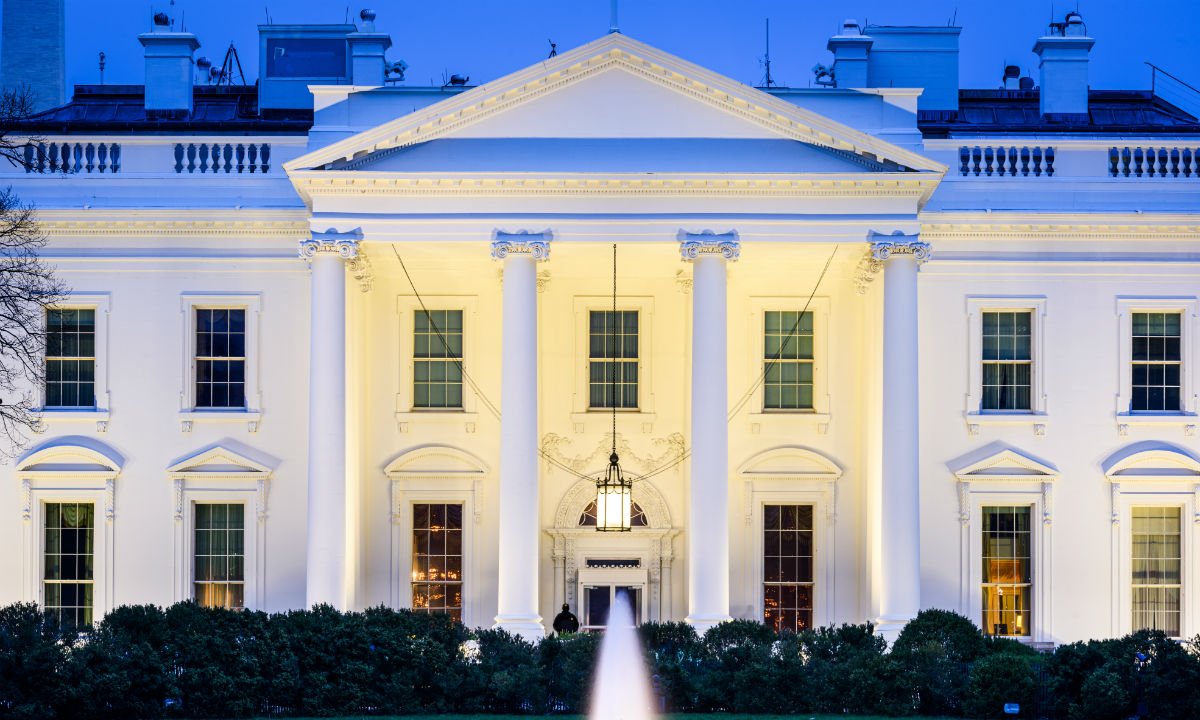 GovExec's tweet image. Poll: Government corruption seen as rising, especially at White House   govexec.com/oversight/2017…