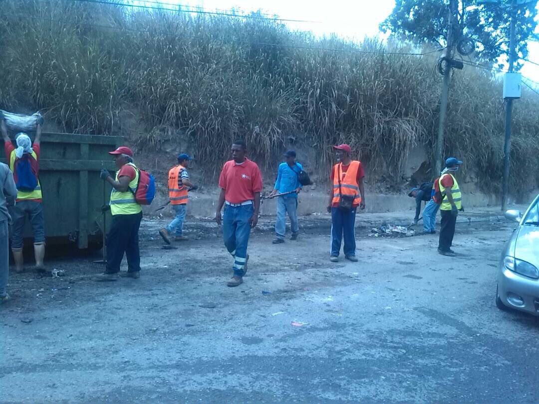 ErikaPSUV's tweet photo. Buen día Pueblo Caraqueño. Seguimos profundizando en la recolección de desechos en distintas Parroquias de Caracas. Hemos recolectado más de 25 toneladas lo q corresponde a más de 35 camiones, seguimos profundizando en la  limpieza y embellecimiento de nuestra amada ciudad #13Dic https://t.co/HEDYW9evcE