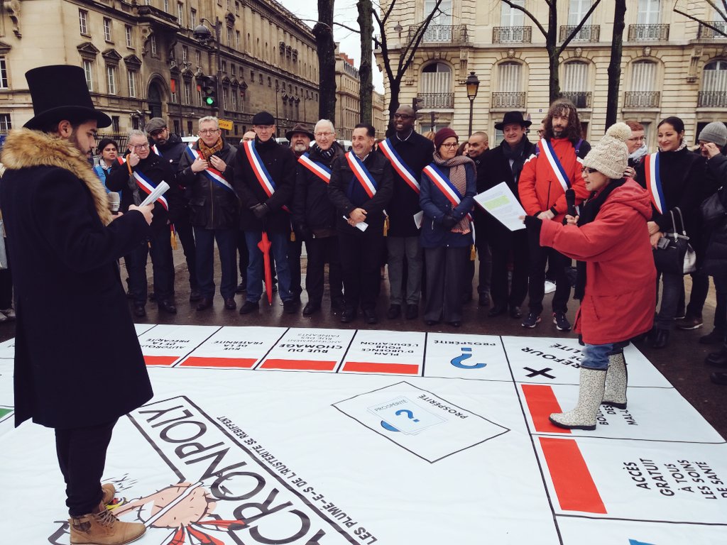 Ileentransition's tweet photo. #Macronpoly Les Plumés de l'Austérité donnent de la voix devant l'Assemblée contre les baisses des dotations de l'Etat, la suppression des emplois aidés, les coupes dans les subventions politique de la Ville... https://t.co/zKbabs1F7j