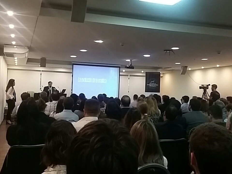 DanielaJaureg19's tweet photo. @ kpmg Presentando en la Segunda Jornada de Inteligencia  Analitica del Uruguay #JIAU2017 https://t.co/er5gwDFqsZ