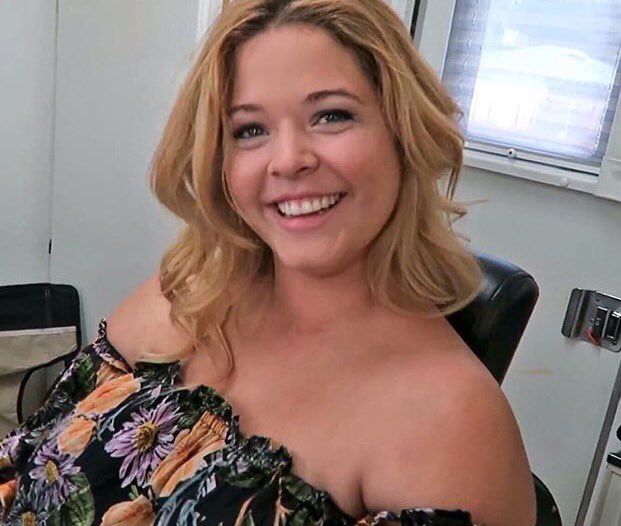 MelissaKoziol1's tweet image. The most beautiful smile ever shez so cute 💜💚💛💗 @SashaaPieterse #sashay #sashapieterse #pll #Emison #prettylittlelaurs