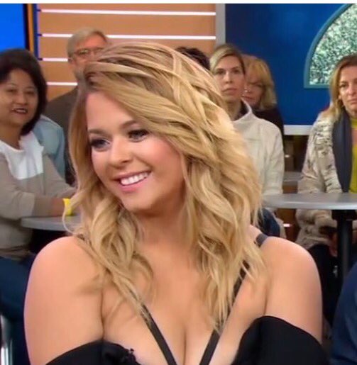 MelissaKoziol1's tweet image. The most beautiful smile ever shez so cute 💜💚💛💗 @SashaaPieterse #sashay #sashapieterse #pll #Emison #prettylittlelaurs