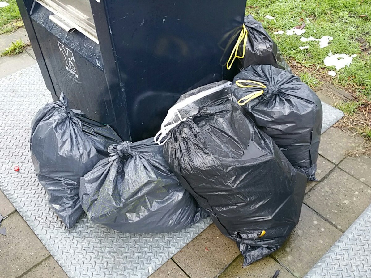 Afval naast de container, een groot probleem in Haarlem. Ervaart u ook dit soort of andere overlast? Bel dan met onze meldkamer op 023-511 4950!#handhaving023 #Haarlem