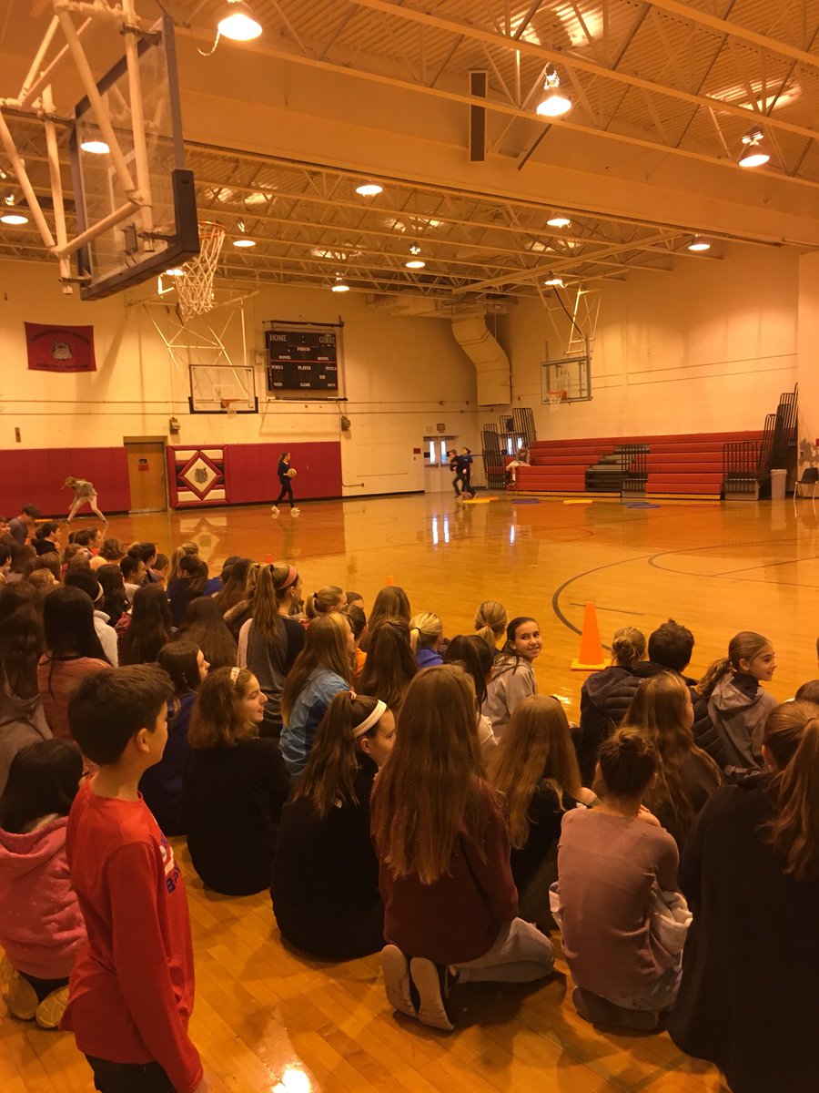 HaddonfieldMS's tweet photo. 7th Grade is getting into the spirit of things! #SpiritWeek2017 🐾❤️👏 https://t.co/ufY7HTsWOH