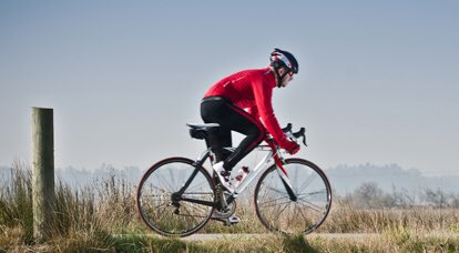 KhalifaUni's tweet photo. Researchers at Aerospace Research Innovation Center at #KhalifaUniofScienceandTech are developing a special vortex generating ‘fins’  that can reduce air resistance faced by bike riders when positioned correctly on their bodies and improve their speed https://t.co/hMcyOauXag