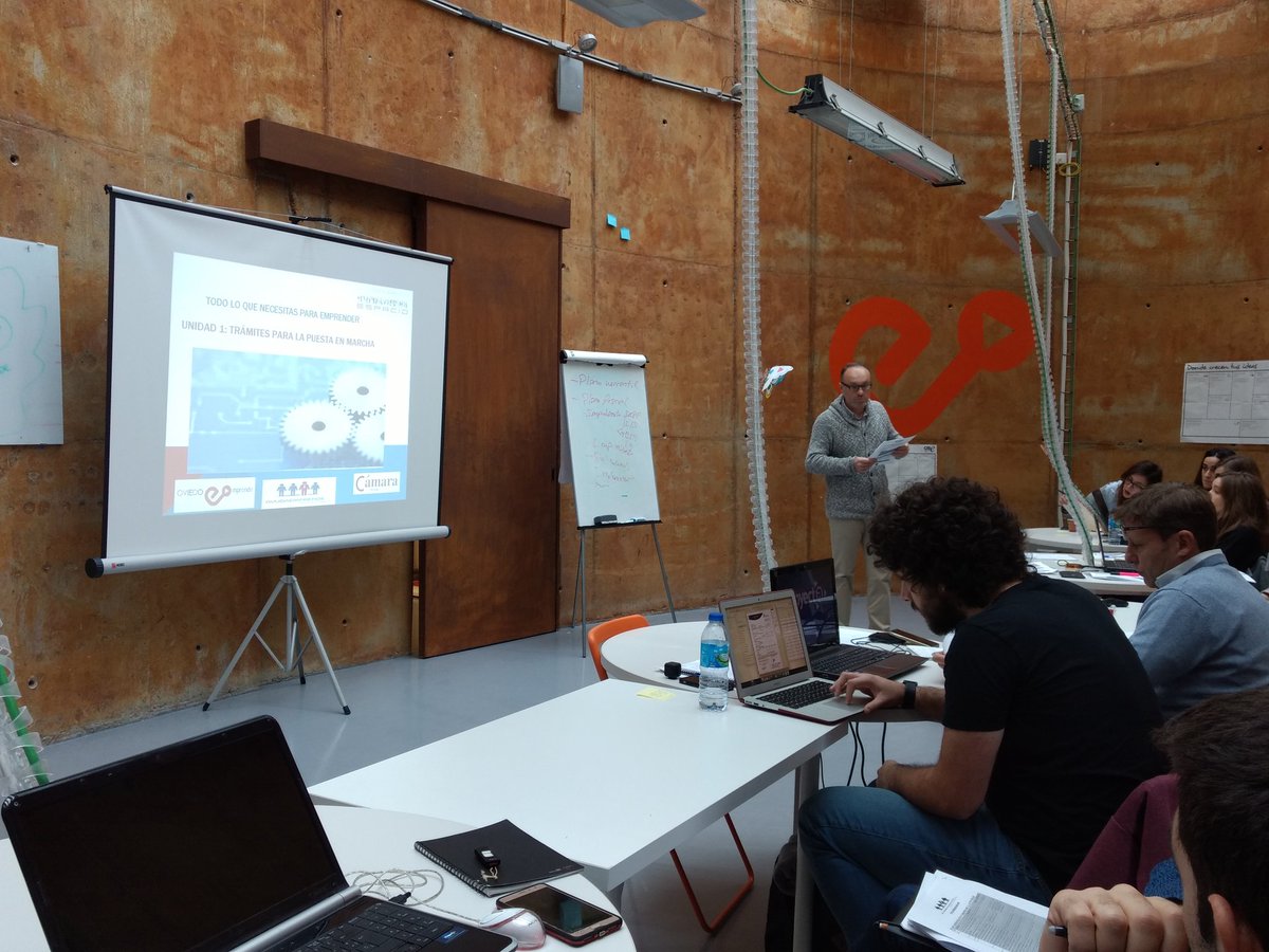 Fin de la tercera sesión del #PackBasic hablando de trámites y gestión laboral con Juan de <a href="/ayudaemprende/">EXTERNALIX</a> en @taluderia por @camaraoviedo ¡Genial!