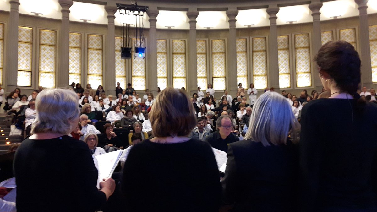Emotiu acte al Paranimf de la Facultat de Medicina de la UB amb el personal sanitari de la facultat i de l'Hospital Clínic, sota la presidència del degà. Comparteixo taula amb Elisenda Pluzié. Per la República i la llibertat dels presos