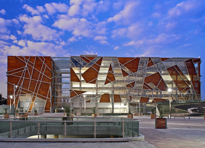 HDLatam's tweet photo. Una de las #bibliotecas más grandes e importantes de #México, la Juan José Arreola, utiliza revestimiento #Miniwave en #acero #corten, aporte clave en su estética e impacto ambiental https://t.co/97DuHS4zHh #OBRASHunterDouglas #arquitectura #diseno https://t.co/8mk8yXN1zU