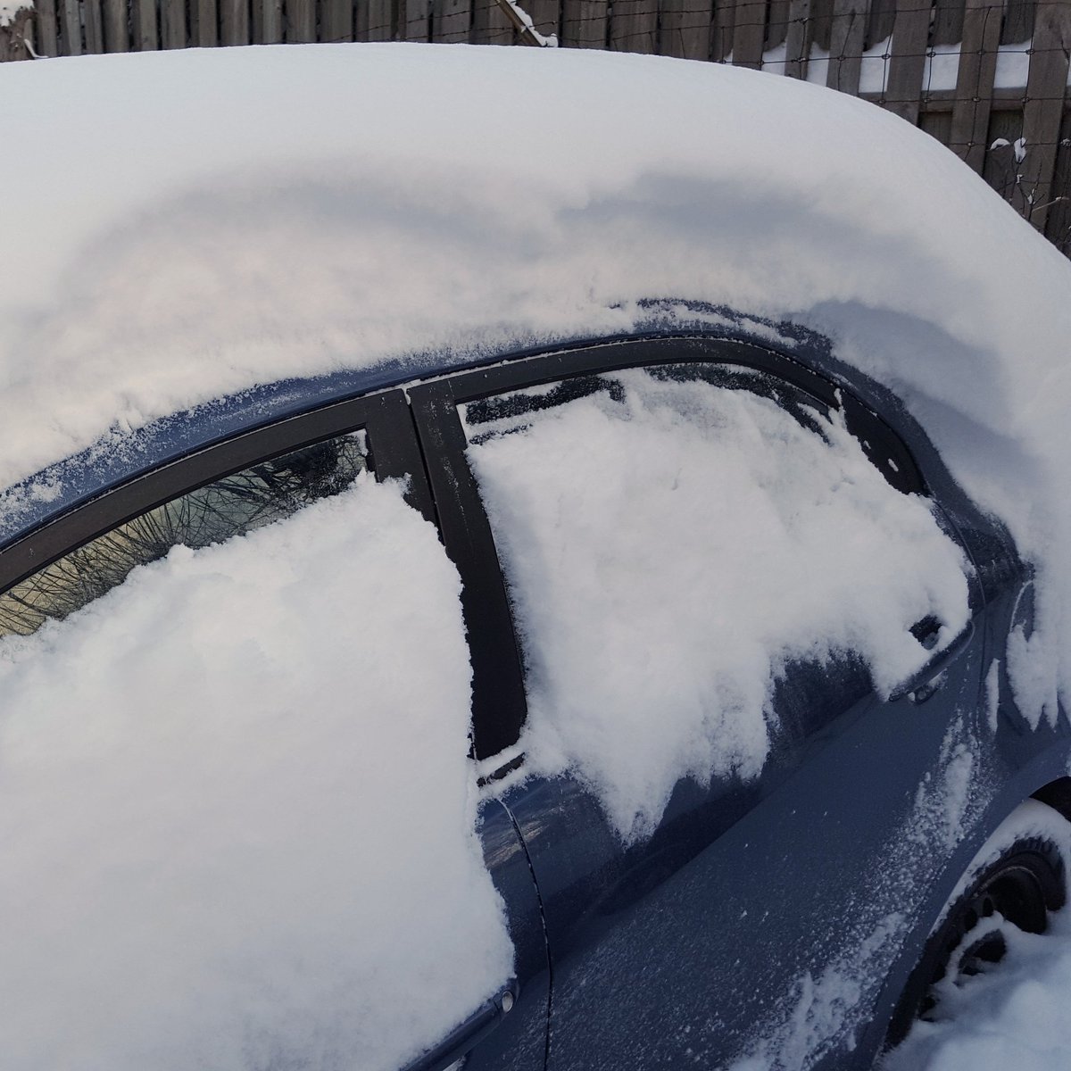 Newswriter22's tweet photo. So ... seems winter finally arrived in #LdnOnt. #snowbelt https://t.co/nqzn3hnJVS