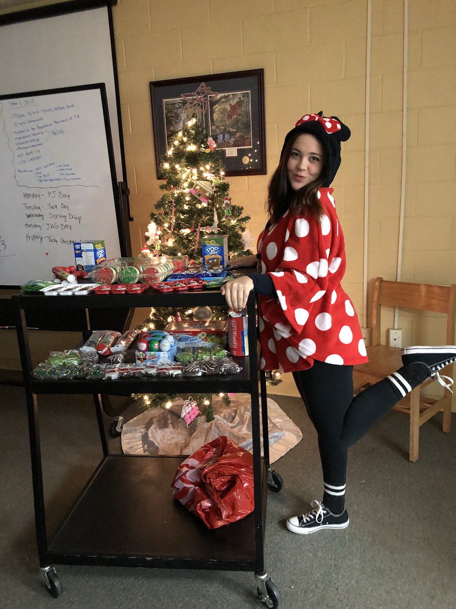 NWMS_Cheer_'s tweet photo. Hands down best day of the year!!!! #disneyday #travelingtreatcart #HOCO2017 https://t.co/z2Ko5mrI1k