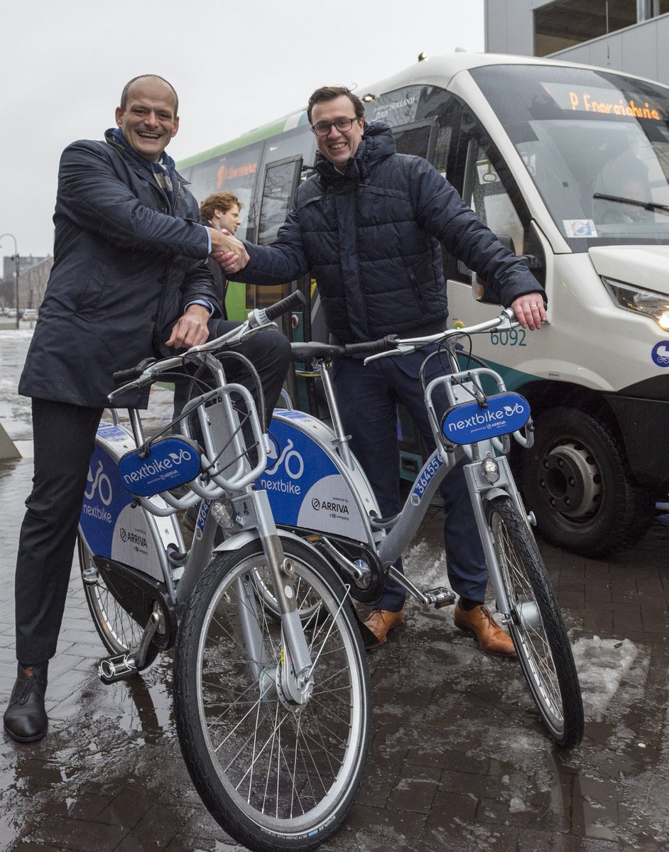GemDordrecht's tweet photo. Daar zijn ze dan: deelfietsen van Arriva-Nextbike in Dordrecht! Dat zorgde voor veel blije gezichten vanmorgen bij het Energiehuis. "Een langgekoesterde wens", aldus wethouder Van der Linden. De komende dagen worden alle stations geplaatst, mooi op tijd voor de Kerstmarkt dus! https://t.co/wMvs12T1sp