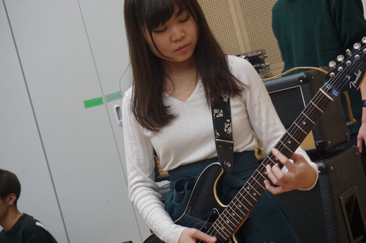 Soka Kinetic Music Association Skaギターアピール ギターはなんと言ってもバンドの花形で カッコイイ 裏でバンドを支えることも 主役として目立つこともできます 色や形もカッコイイもの かわいいものなど様々で 弾いてる人の個性があらわれ