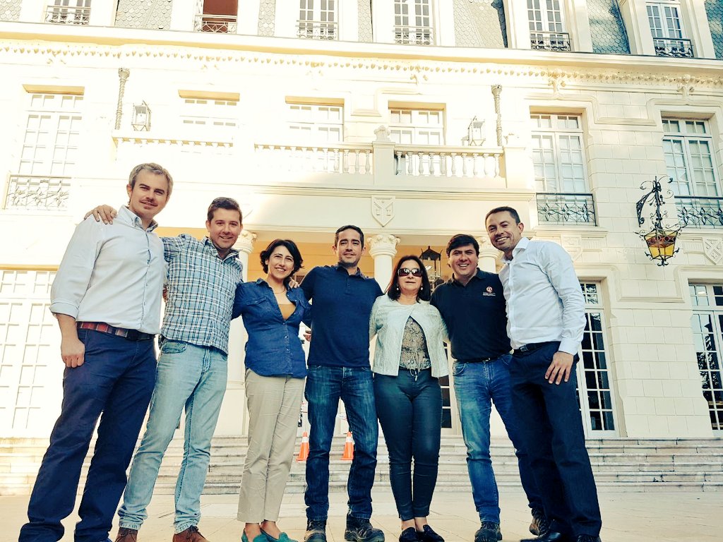 enologoaliaga's tweet photo. Celebrando y planificando con el nuevo Directorio 2018 d @enologoschile en @majadasdepirque un lugar genial! #asosiatividad #NuevosDesafios https://t.co/I8dgH1shAp
