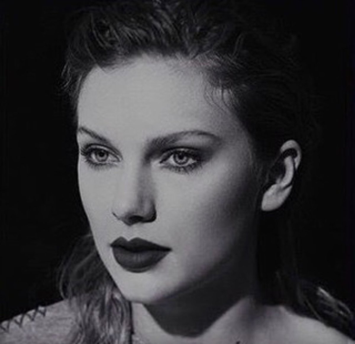 ZquadGirl4ever's tweet photo. @taylorswift13 28 years ago today a angel was born for us .God has sent him for us .Happy Birthday to the Queen of my heart ..MpThe twinkle of my eyes ..Words can't be describe how much I love you ..😊😊😊 https://t.co/QfmdgW1B38