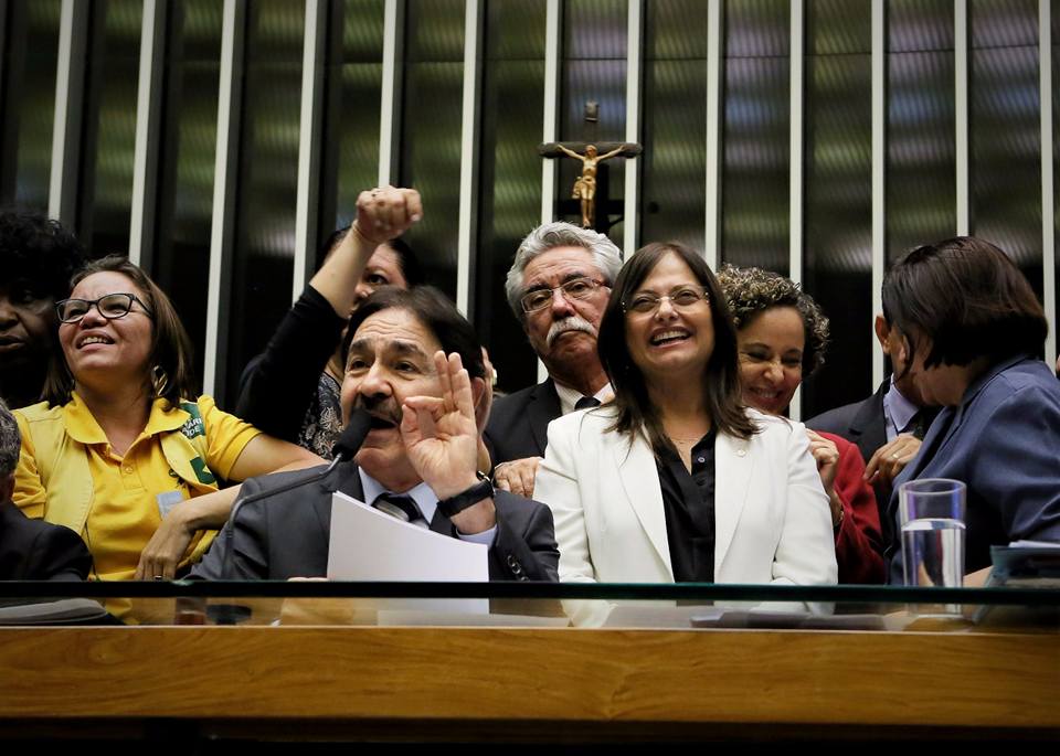 Tive a honra de presidir sessão histórica, na Câmara dos Deputados, na noite desta terça-feira, 12/12/17, que aprovou projeto de lei de minha autoria (6437/13) que disciplina as atribuições dos agentes comunitários de saúde e de agentes de combate a endemias. #auniaofazaforca