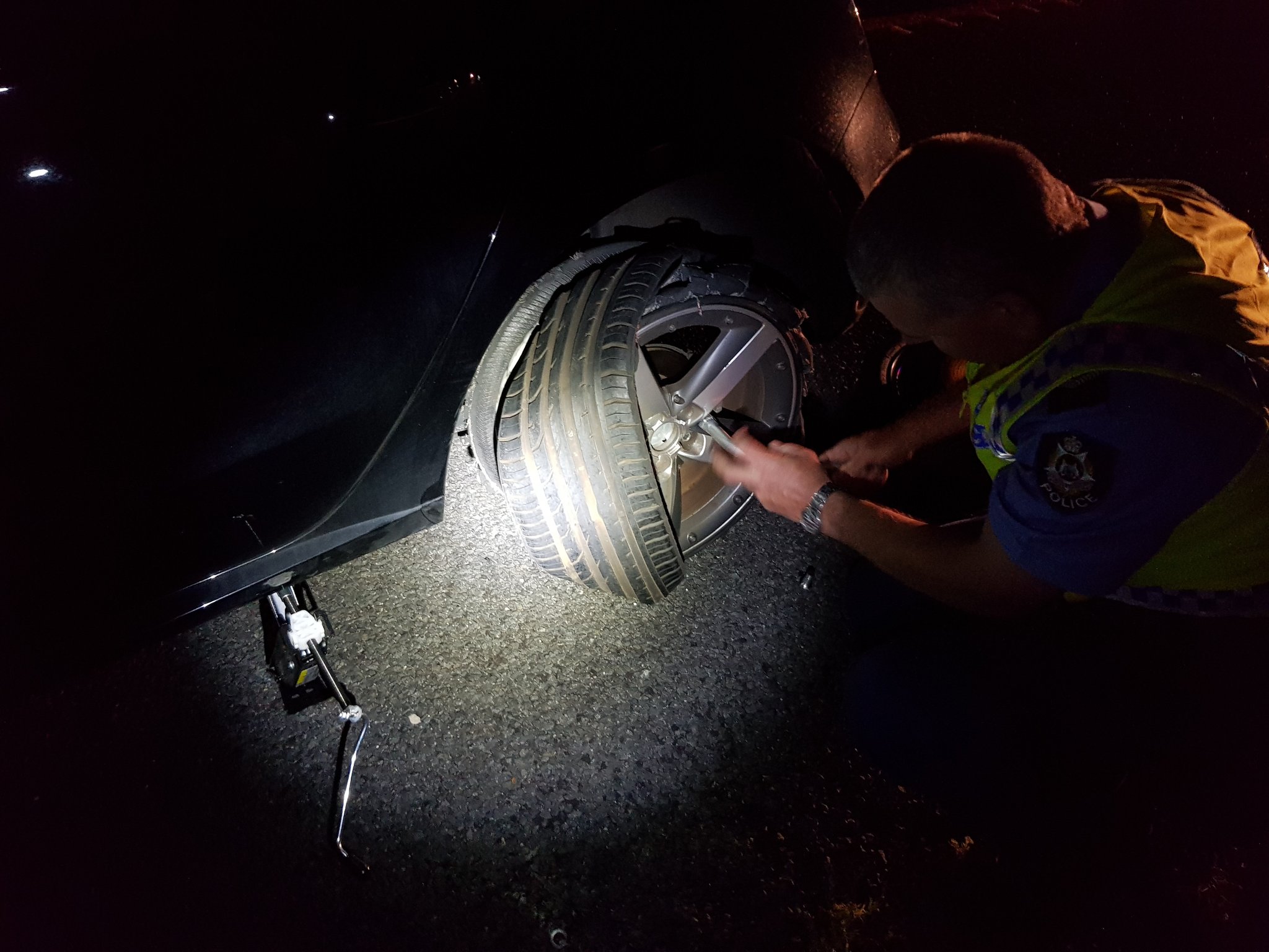 Twitter 上的dwellingup Police Country Policing Can Be Diverse One Minute We Are Helping To Move Cattle Off Of A Busy Highway The Next We Are Changing A Tyre Goingthatextramile Saferoads Fb T Co B5ssvcnaee
