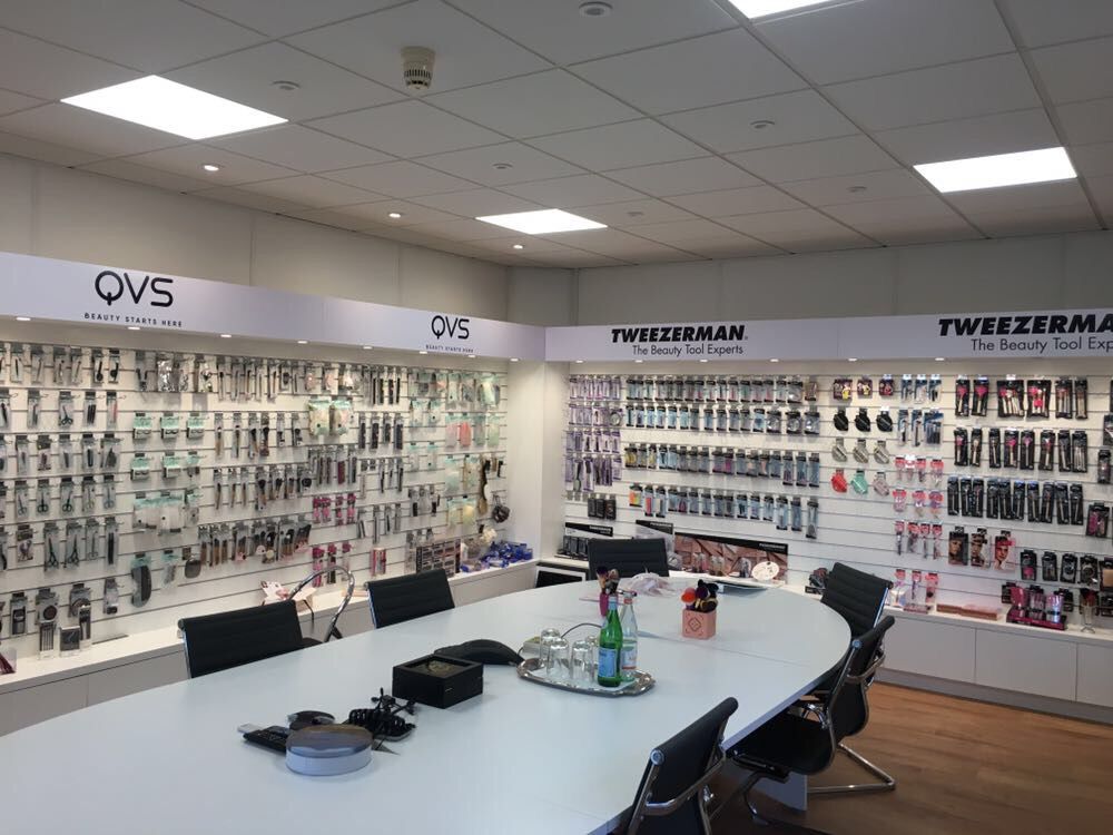 CRS_Graphics's tweet image. How’s that store looking? Ready for a refresh in 2018? Here’s an example of the work we can produce call 0115 9400051 #signwriter #Nottingham #centralhour #yorkshirehour